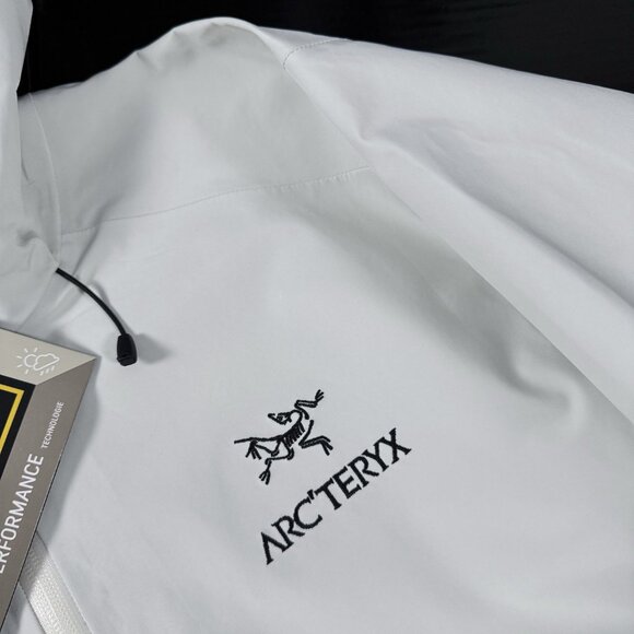 The ARC'TERYX BETA LT GOER-TXE is marked as a men's size, but it also fits women - Picture 3 of 9